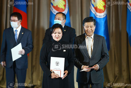 Г.Мөнхцэцэг, Сү.Батболд нарын сонгогдсон Дундговь аймаг сүүл мушгив